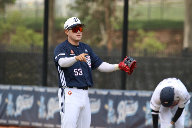 梁錫煥（ヤン·ソクファン）がチョンベク戦で守備の途中、同僚と話を交わしている。 /写真=斗山ベアーズ提供
