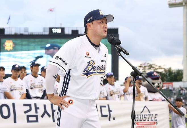 ヤン·ソクファンが昨シーズン、ファンに挨拶を伝えている。 /写真=斗山ベアーズ提供