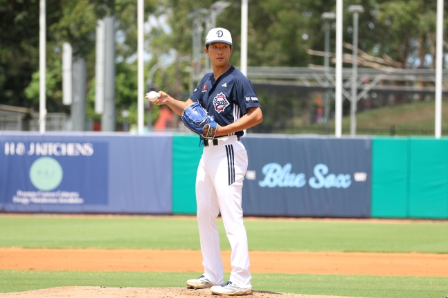 青チームの先発投手として登板し、投球を準備しているチェ·ミンソク。 /写真=斗山ベアーズ提供