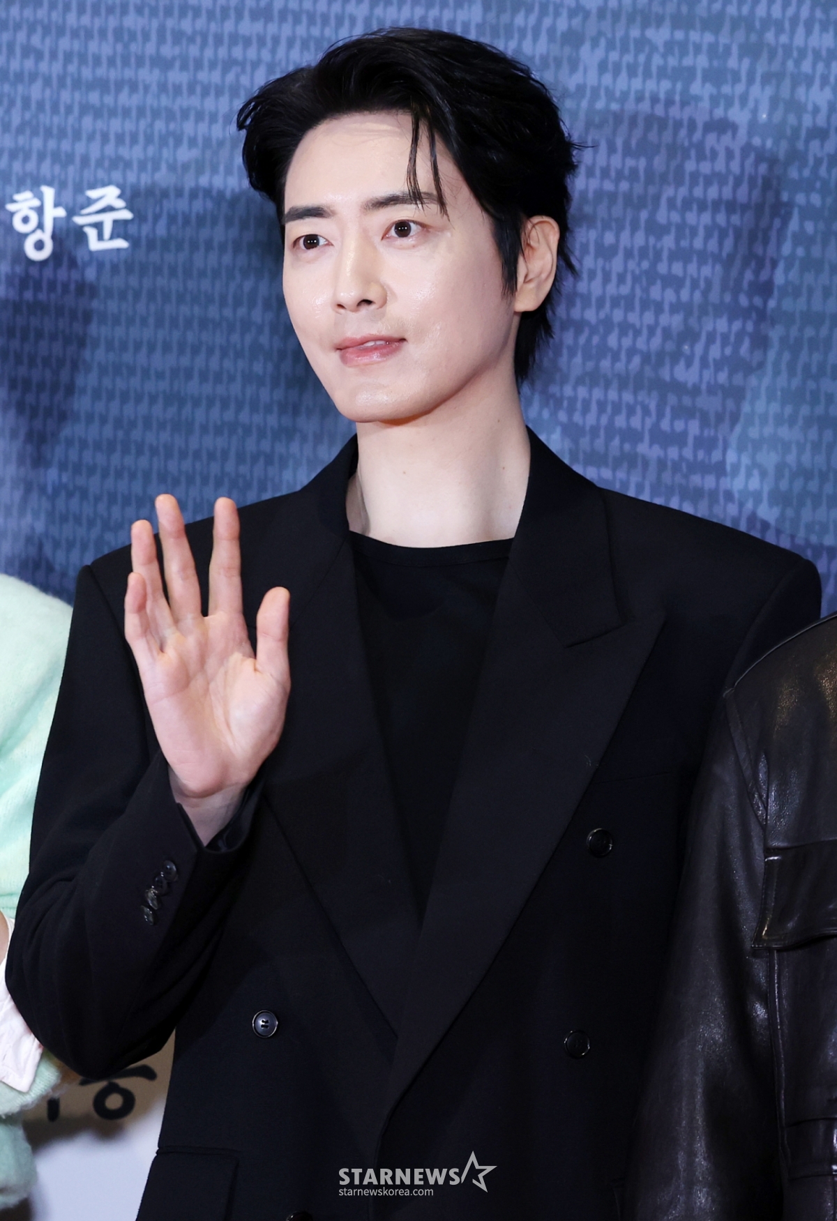 Actor Lee Joon-hyuk poses at the VIP premiere of the movie "The Man Who Lives with the King" at Lotte Cinema World Tower in Songpa-gu, Seoul on the 27th. /2026.01.27 / Photo = Kim Hwi-seon hwijpg@
