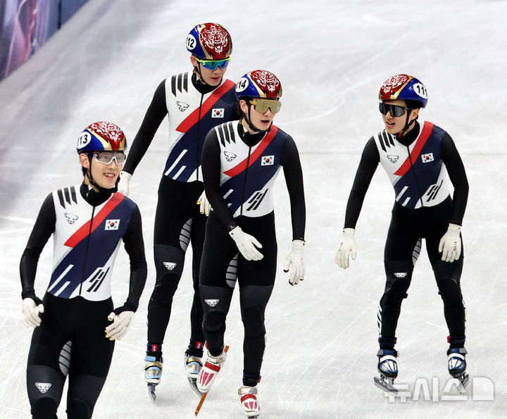 Vào ngày 16 (giờ địa phương), đội tuyển quốc gia Hàn Quốc đã tiến vào trận chung kết tiếp sức 5000m nam của Thế vận hội mùa đông 2026 Milan và Cortina Dampecho tại sân vận động Arena ở Milan, Ý. (Từ trái sang) Lim Jong-eon, Lee Jun-seo, Shin Dong-min, Lee Jung-min. /Ảnh = Newsis