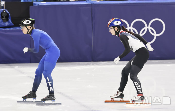 图为通过终点线的金吉里（右）。 =照片=newsis。