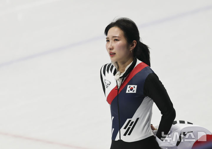 Kim Ki-li is showing tears of regret after winning a bronze medal in the women's 1,000m short track speed skating at the 2026 Milan-Cortina D'Ampezzo Winter Olympics at the Milan Ice Skating Arena on the 16th (local time). /Photo = Newsis