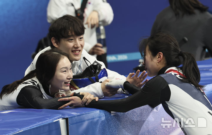 Choi Min-jeong (lower left) is consoling Kim Ki-li, who won the bronze medal in the women's 1,000m short track speed skating at the 2026 Milan-Cortina D'Ampezzo Winter Olympics at the Ice Skating Arena in Milan, Italy, on the 16th (local time). /Photo = Newsis
