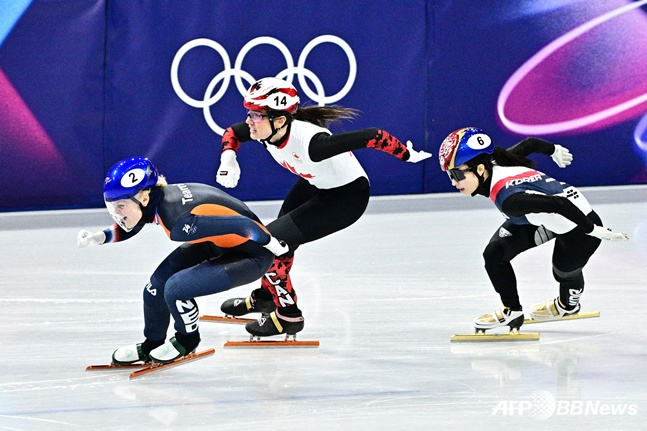 金吉利(右)排在贝尔热布尔(左)和萨罗之后,排名第三。 =法新社BBNews=新闻1。