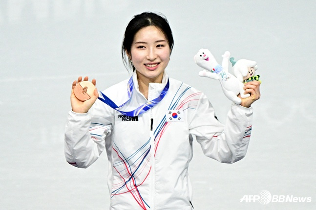 图为金吉丽(音)登上领奖台,脸上挂着铜牌,面带微笑。 =法新社BBNews=新闻1。