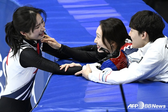 图为金吉丽(左)在确定获得铜牌后,正在接受崔敏静(中)和林钟彦的祝贺和鼓励。 =法新社BBNews=新闻1。