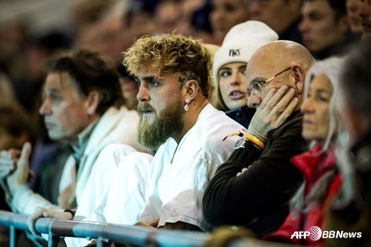 Jake Paul (giữa) theo dõi trận đấu của Yuta Reidam. /AFPBBNews = Tin tức 1