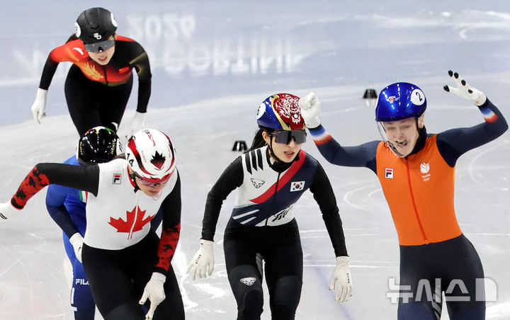 16日（現地時間）、イタリア·ミラノのアイススケートアリーナ競技場で行われた2026ミラノ·コルティナダンペッツォ冬季五輪ショートトラック女子1000メートル決勝でキム·ギリ（中央）が3位に入っている。 /写真=ニューシス