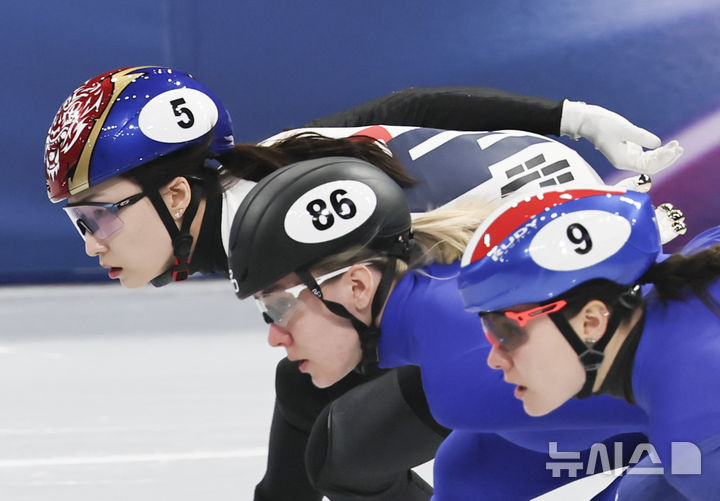 チェ·ミンジョン（中央）が16日（現地時間）、イタリア·ミラノのアイススケートアリーナで行われた2026ミラノ·コルティナ·ダンペッツォ冬季五輪ショートトラック女子1000メートル決勝Bで力走している。 /写真=ニューシス