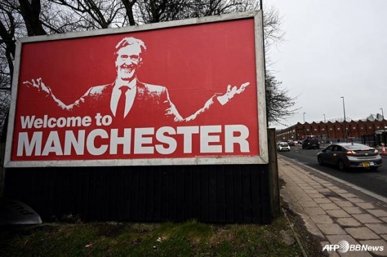 Bảng hiệu Jim Ratcliffe. /AFPBBNews = Tin tức 1