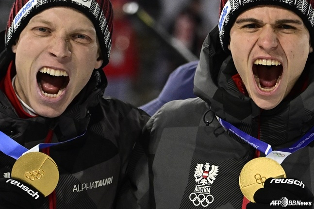 Áo đã giành huy chương vàng trong trận chung kết đội siêu sao nam nhảy trượt tuyết tại Thế vận hội mùa đông Milan và Cortina Dampecho 2026. /AFPBBNews = Tin tức 1
