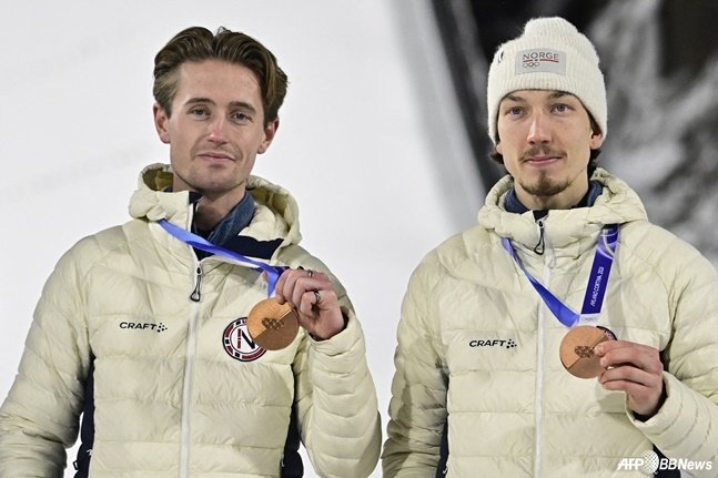 Các vận động viên Na Uy đã giành huy chương đồng sau khi kết thúc trận chung kết đội trượt tuyết siêu đẳng nam tại Thế vận hội mùa đông Milan và Cortina Dampecho 2026. /AFPBBNews = Tin tức 1