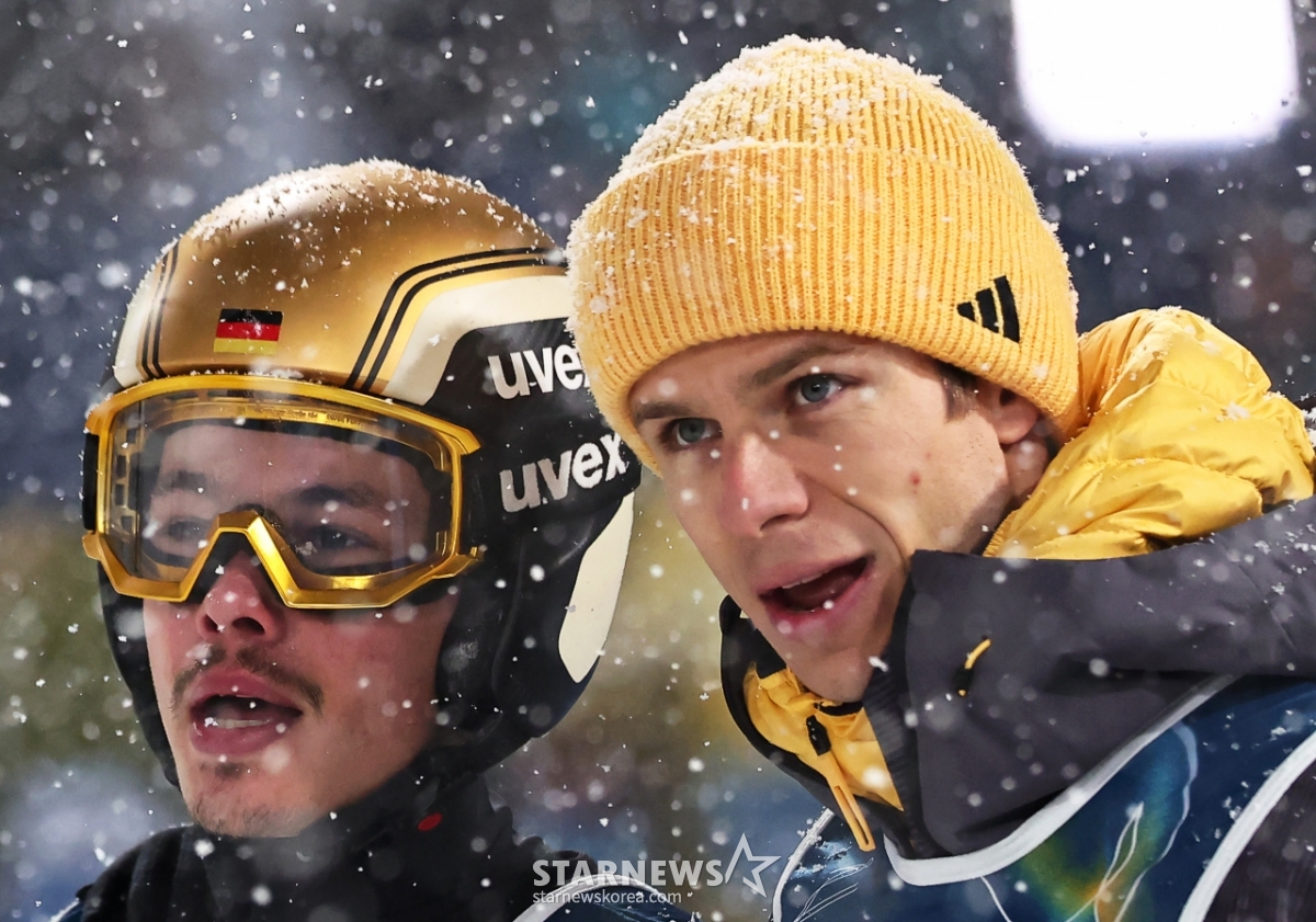 Philip Raimunte (trái) nhìn ra sân trong trận chung kết đội siêu sao nam nhảy trượt tuyết tại Thế vận hội Mùa đông 2026 Milan và Cortina Dampecho. /Reuters=Tin tức 1