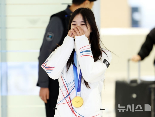 Choi Gaon đã rời khỏi nơi nhập cảnh và đang rất cảm kích trước đám đông chào đón. /Ảnh = Cung cấp Newsis