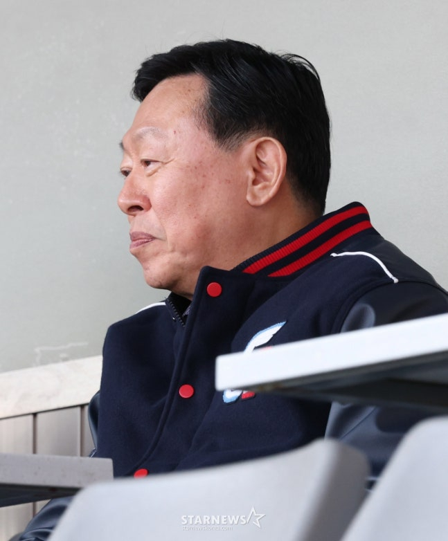 Shin Dong-bin, Chủ tịch Tập đoàn Lotte, đang theo dõi và cổ vũ tại trụ sở chính của sân bóng chày Jamsil vào ngày 25 tháng 4 năm ngoái. /Ảnh = Người chờ đợi Kim Jin Kyung