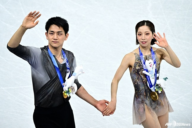 Miura Riku-Kihara Ryuichi Joe, who won the first Japanese figure skating pair gold medal in history. /AFPBBNews=News1