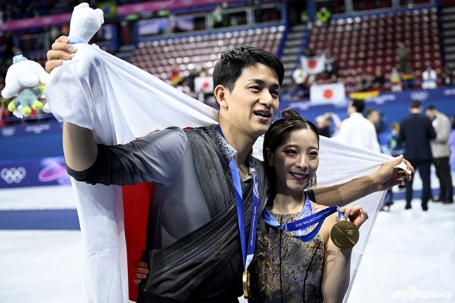  Jihara Ryuichi (left) and Miura Riku are wearing Japanese flags around their necks with gold medals. /AFPBBNews=News1