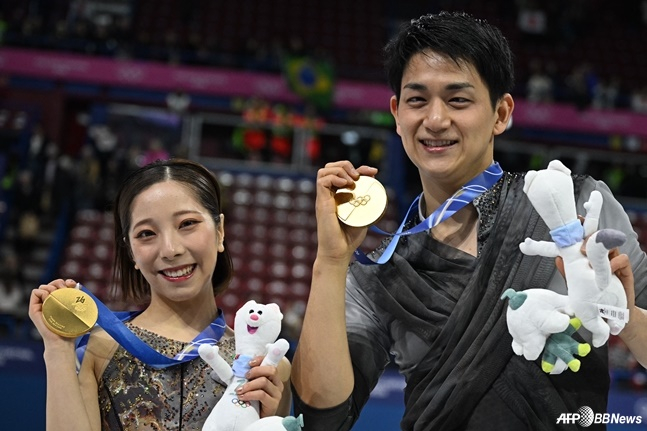Miura Riku (left) and Jihara Ryuichi are smiling with gold medals. /AFPBBNews=News1