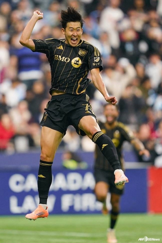 Son Heung-min celebrates after scoring a last-minute equalizer in the second half of the semi-finals of the U.S. Major League Soccer Cup Playoff (PO) conference held at BC Place in Vancouver, Canada in November. /AFPBBNews=News1