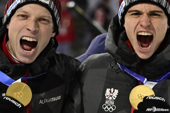 2026ミラノ·コルティナダンペッツォ冬季五輪スキージャンプ男子スーパーチーム決選で金メダルを獲得したオーストリア。 /AFPBBNews=ニュース1