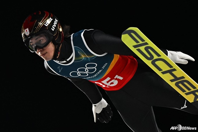 日本代表の二階堂廉が飛行している。 /AFPBBNews=ニュース1