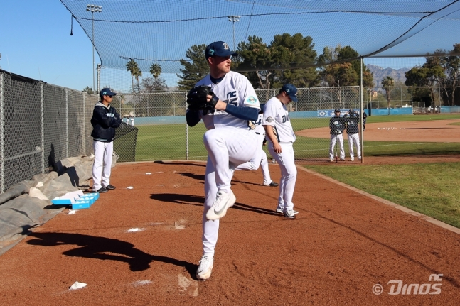 Cầu thủ ném bóng nước ngoài Riley Thompson của NC Dinos đang chơi bullpen pitching tại sân tập Tucson, Arizona, Hoa Kỳ. /Ảnh = NC Dinos cung cấp