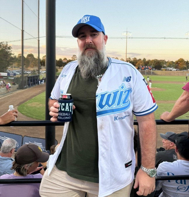 Một người hâm mộ KT ở Úc, Brett, đã trả lời phỏng vấn trong trận đấu tập luyện giữa KT Wiz và Melbourne Acis được tổ chức tại Trung tâm bóng chày Gillong ở Gillong, Úc vào ngày 16 (giờ Hàn Quốc). /Ảnh = Cung cấp KT Wiz