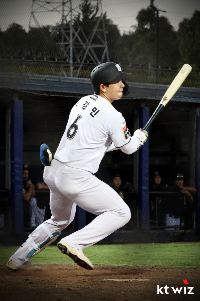 Vào ngày 16 (giờ Hàn Quốc), tân binh của KT Lee Kang Min đã đánh một cú đánh trúng bóng trong trận đấu tập luyện với Melbourne Acis được tổ chức tại Trung tâm bóng chày Gyulong ở Jilong, Úc. /Ảnh = Cung cấp KT Wiz