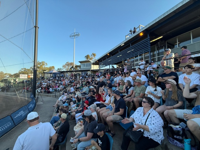 Người hâm mộ bóng chày Úc đang theo dõi trận đấu tập luyện giữa KT Wiz và Melbourne Acis được tổ chức tại Trung tâm bóng chày Gillong ở Gillong, Úc vào ngày 16 (giờ Hàn Quốc). /Ảnh = Cung cấp KT Wiz