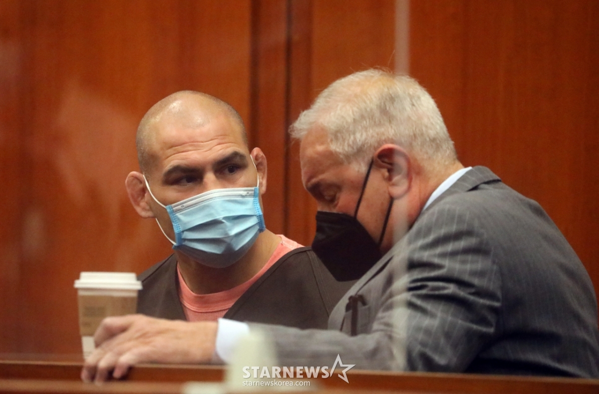 图为出席法庭时，凯恩•贝拉奎兹（左）。 =路透社/news 1。