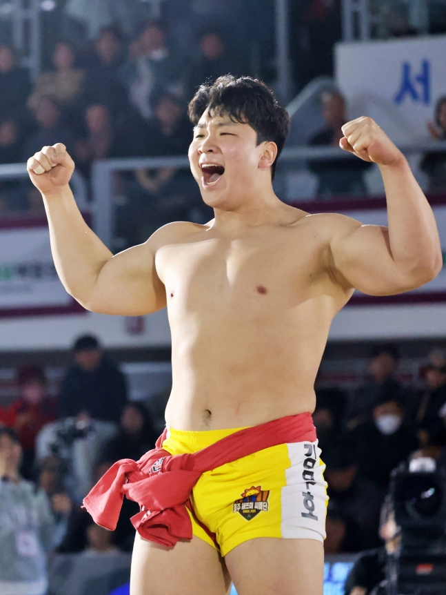 Kim Moo Ho đang gầm rú sau khi lên ngôi Hanlajangsa. /Ảnh = Hiệp hội đấu vật Hàn Quốc cung cấp