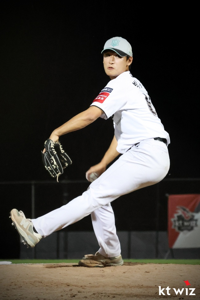 16日（韩国时间），KT新人朴志训在澳大利亚吉隆的吉隆棒球中心举行的KT Wiz队和墨尔本ACIS队的练习赛上投球。 =照片=KT wiz提供。