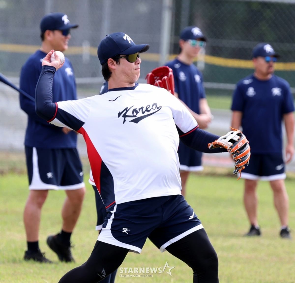 1月12日，在塞班岛Olleye Sports Complex举行的转地训练第3天，棒球代表队卢时焕正在进行接球训练。 =照片=高级记者姜英祖。