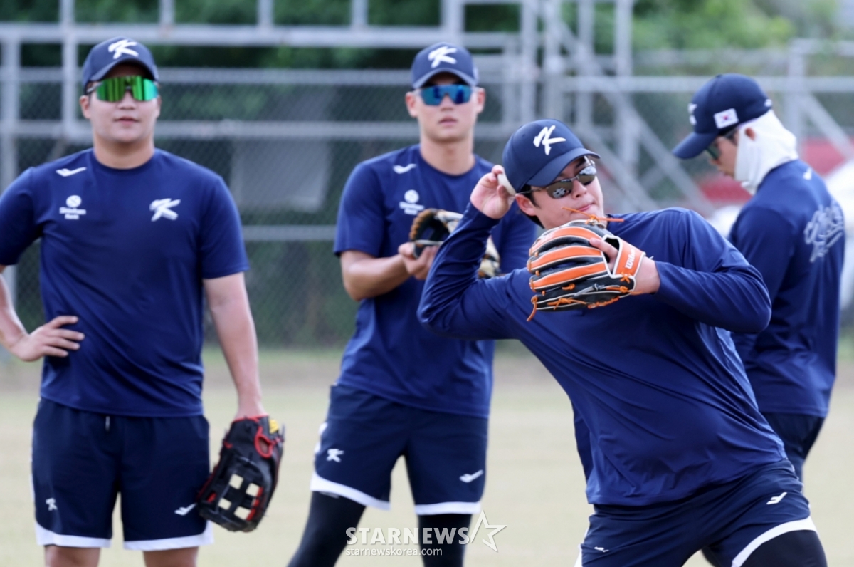 棒球代表队卢时焕（右）在1月14日塞班岛Olleye Sports Complex举行的第5天训练中，正在进行内野防守训练。 =照片=高级记者姜英祖。