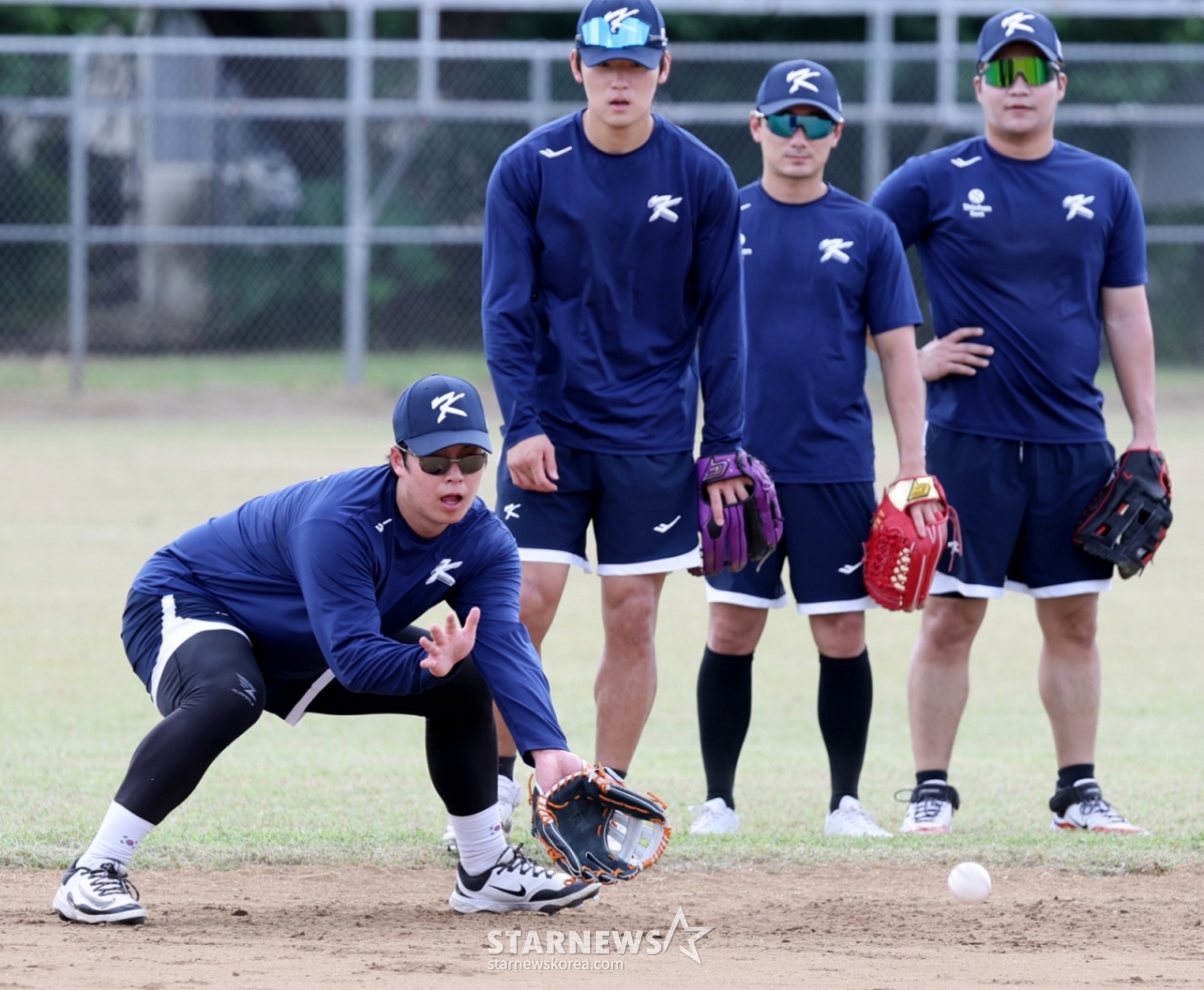 棒球代表队卢时焕（左起）在1月14日塞班岛奥莱艾体育中心举行的第5天训练中正在进行内野防守训练。 金道英和申敏在，文宝京。 =照片=高级记者姜英祖。