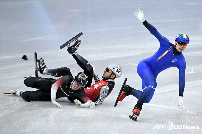 16日，西格尔（右）在短道速滑男子500米预选赛上与摔倒的领头羊相撞后失去了重心。 =法新社BBNews=新闻1。