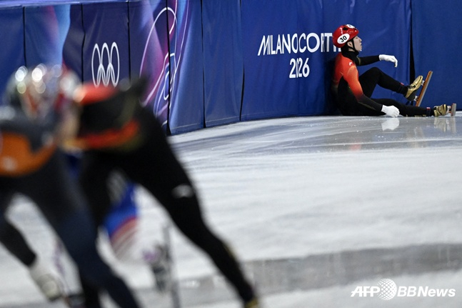 男子1500米四分之一决赛中，林小军因撞倒而遗憾。 =法新社BBNews=新闻1。