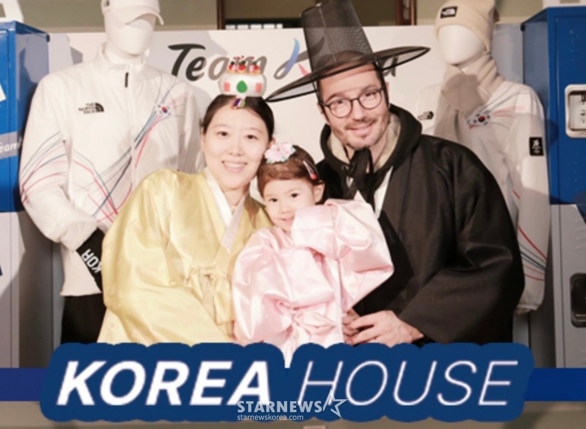 The Kiara Park family, who took a picture of their life in Hanbok. /Photo = Reporter Park Jae-ho