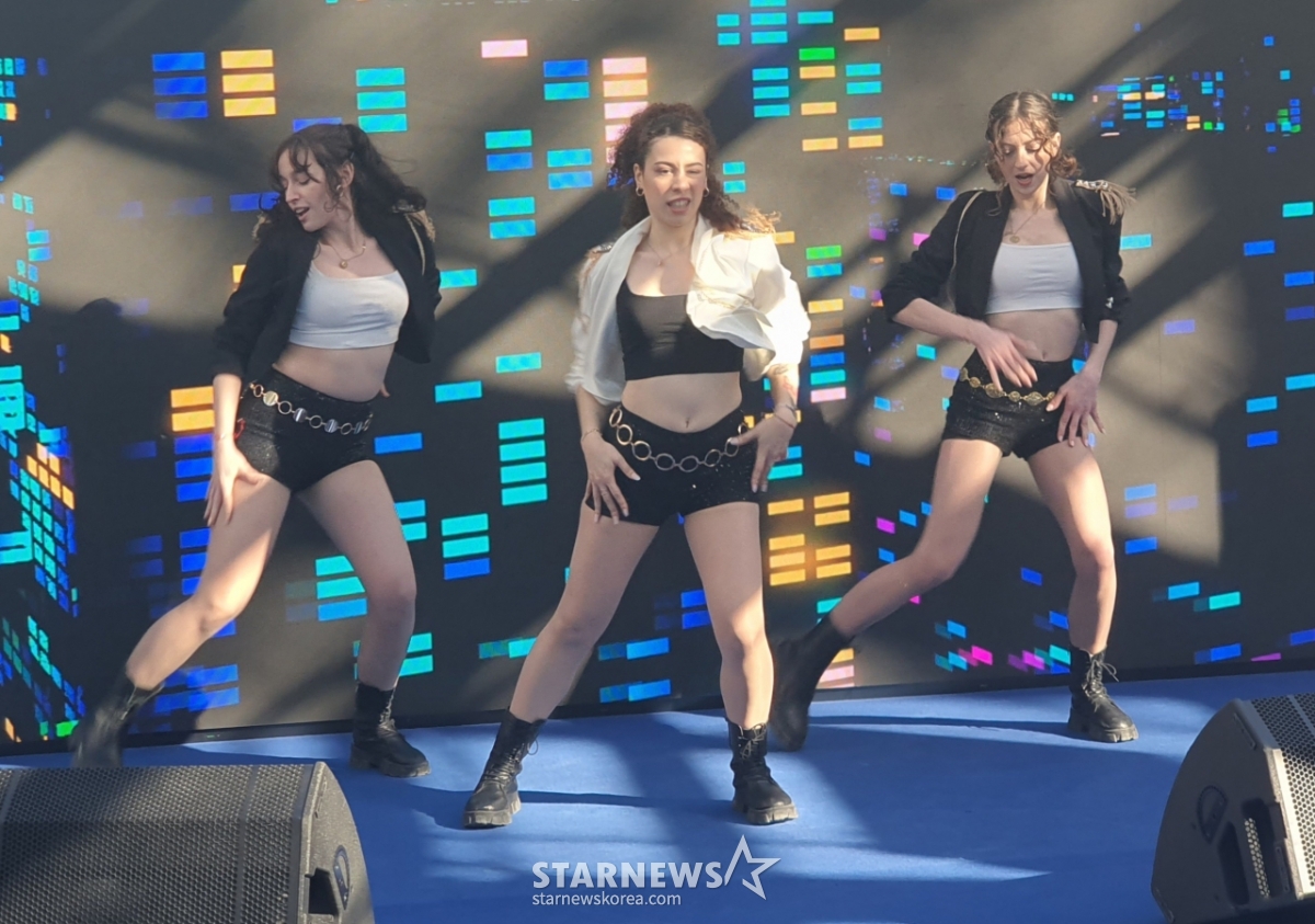 Italian people doing K-pop dances. /Photo = Reporter Park Jae-ho