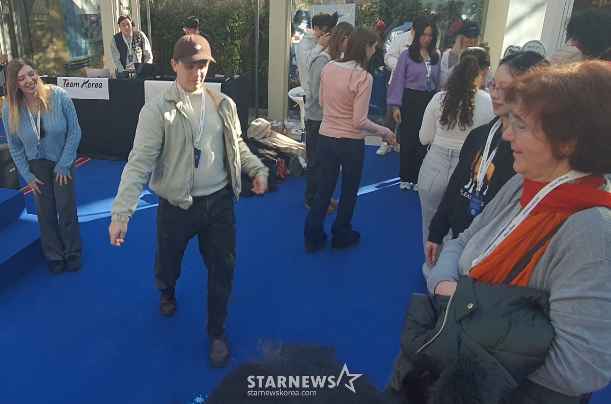 Italians are experiencing Jegichagi. /Photo = Reporter Park Jae-ho