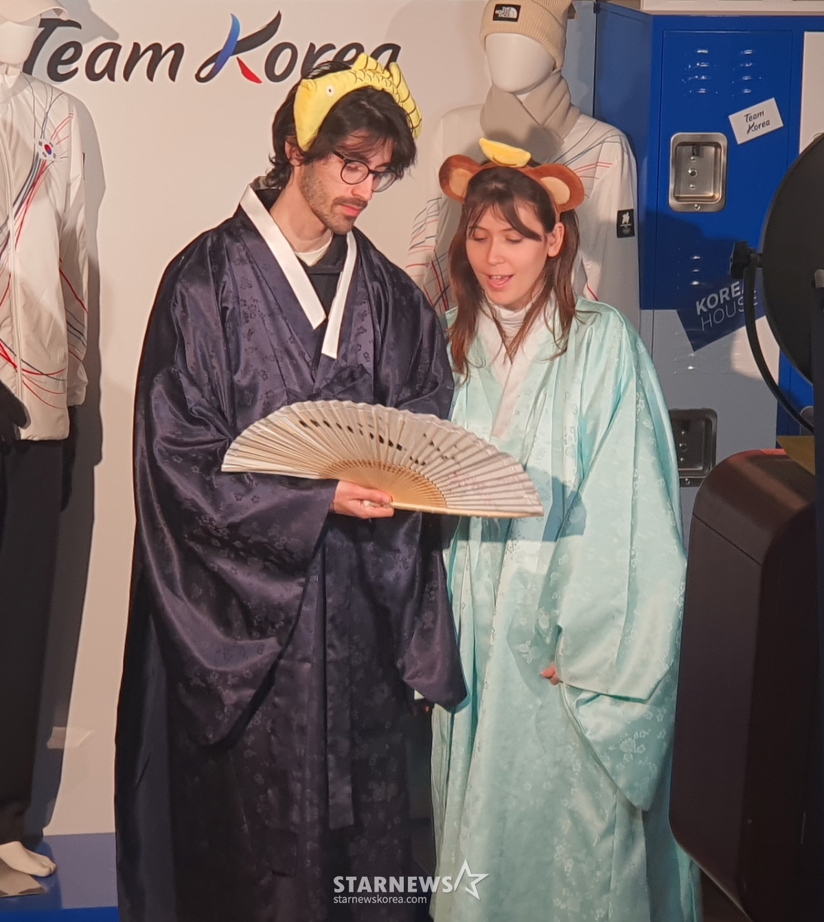 Italians enjoying the hanbok experience. /Photo = Reporter Park Jae-ho