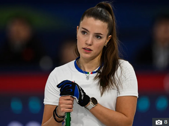 Julia Jardini Lacedelli trong đội tuyển bi đá trên băng nữ Italy. /Ảnh = The Sun Galmuri