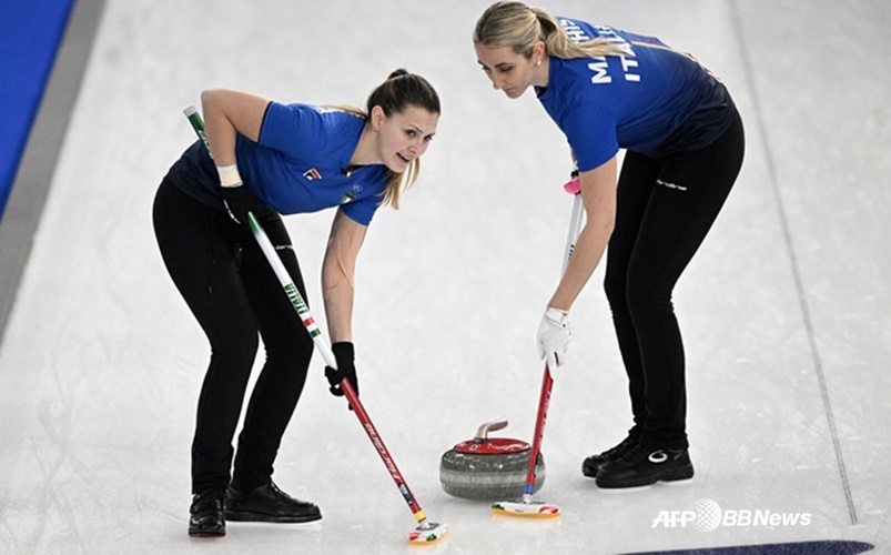 Hình ảnh trận đấu của đội tuyển bi đá trên băng nữ Italy. /AFPBBNews = Tin tức 1