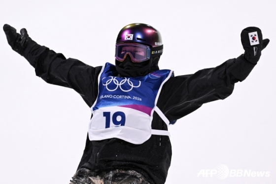 韓国のユ·スンは10日（韓国時間）、イタリア·リビーニョのスノーパークで行われた2026ミラノ·コルティナダンペッツォ冬季五輪スノーボード女子ビッグエア決選を終えた後、喜んでいる。 /AFPBBNews=ニュース1