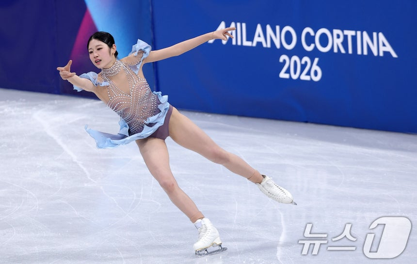 Figure skating figure Lee Hae-in is performing in the women's singles short program at the 2026 Milan/Cortina D'Ampezzo Winter Olympics at the Milan Ice Skating Arena on the 17th (local time). /Photo = News 1