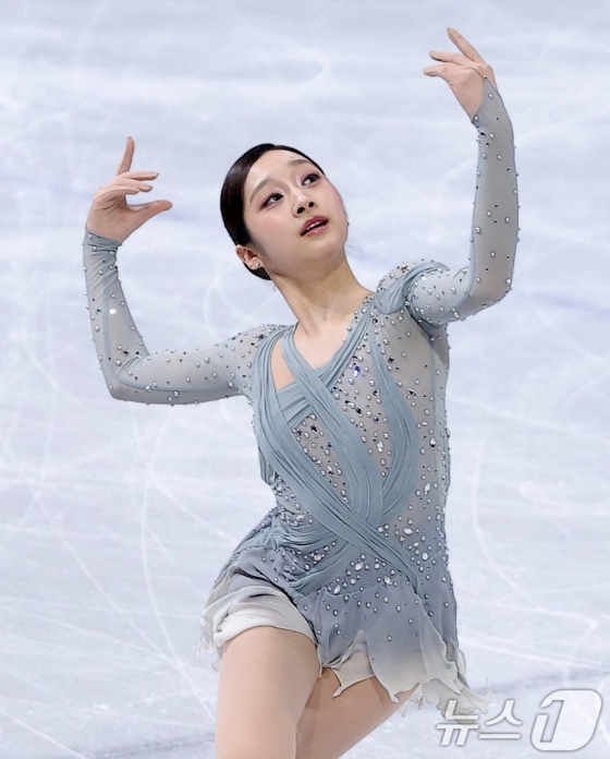 Figure skating Shin Ji-ah is performing in the women's single short program for figure skating at the 2026 Milan and Cortina D'Ampezzo Winter Olympics at the Milan Ice Skating Arena on the 17th (local time). /Photo = News 1