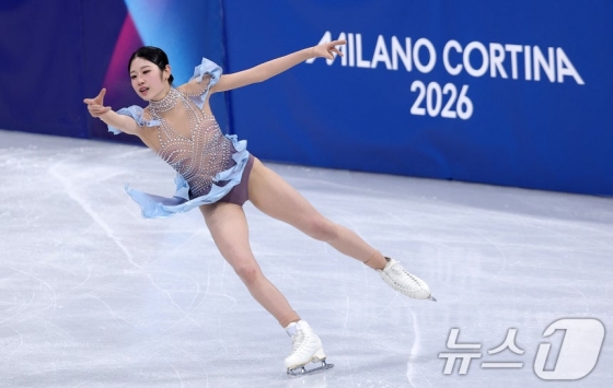 Figure skating figure Lee Hae-in is performing in the women's singles short program at the 2026 Milan/Cortina D'Ampezzo Winter Olympics at the Milan Ice Skating Arena on the 17th (local time). /Photo = News 1