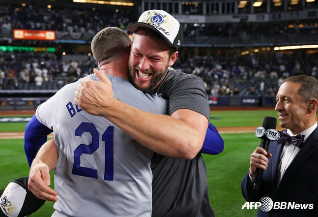 Buehler (left) and Kershaw, who led the Dodgers to victory as the closing pitcher of the 2024 season, share a hot hug. /AFPBBNews=News1