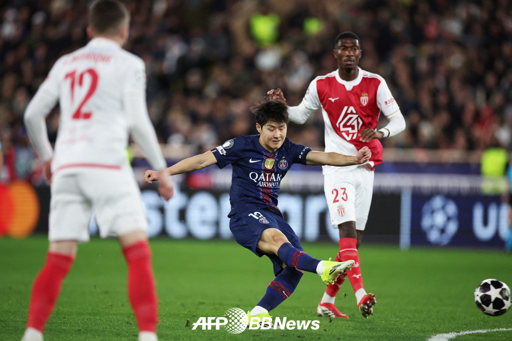 Пари Сен-Жермен Ли Кан Ин пытается стрелять в первом матче 1/8 финала плей-офф Лиги чемпионов УЕФА 2025-2026 годов против AS Monaco 18-го числа (по корейскому времени). /AFPBBNews =Новости 1